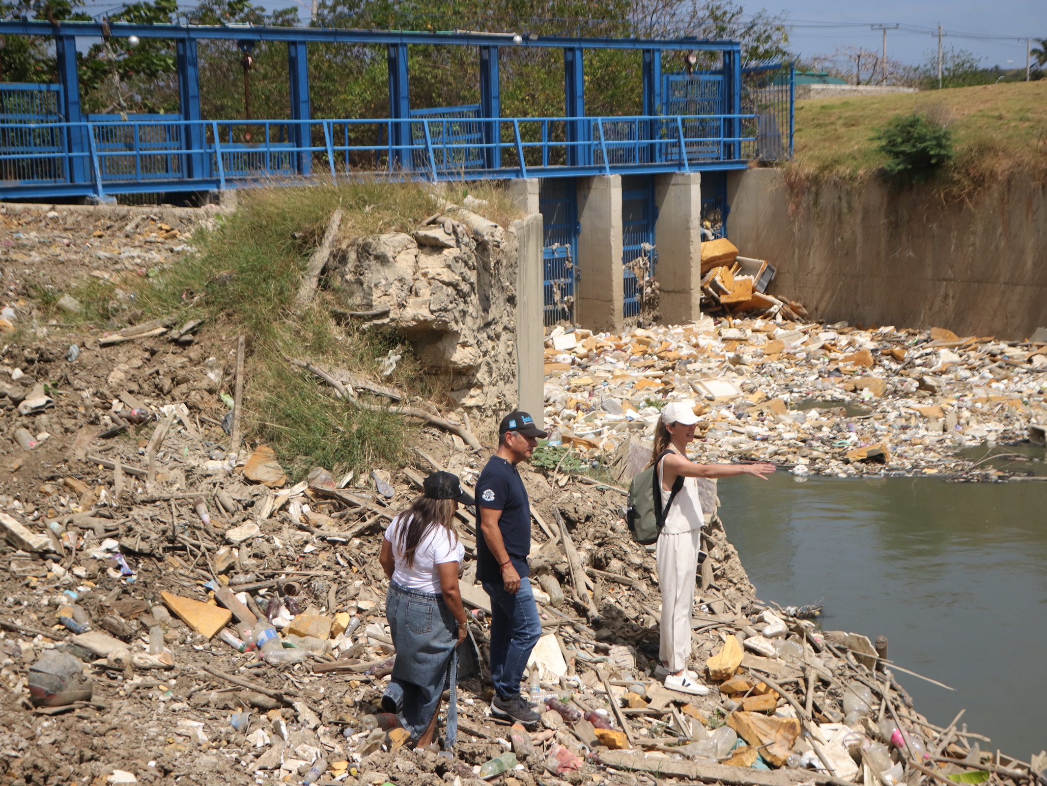 Distrito y empresarios Realizan el día de la limpieza en Puerto Mocho y la trampa del León Arroyo - Oficina del Alcalde de Barranquilla, Distrito Especial, Industrial y Puerto