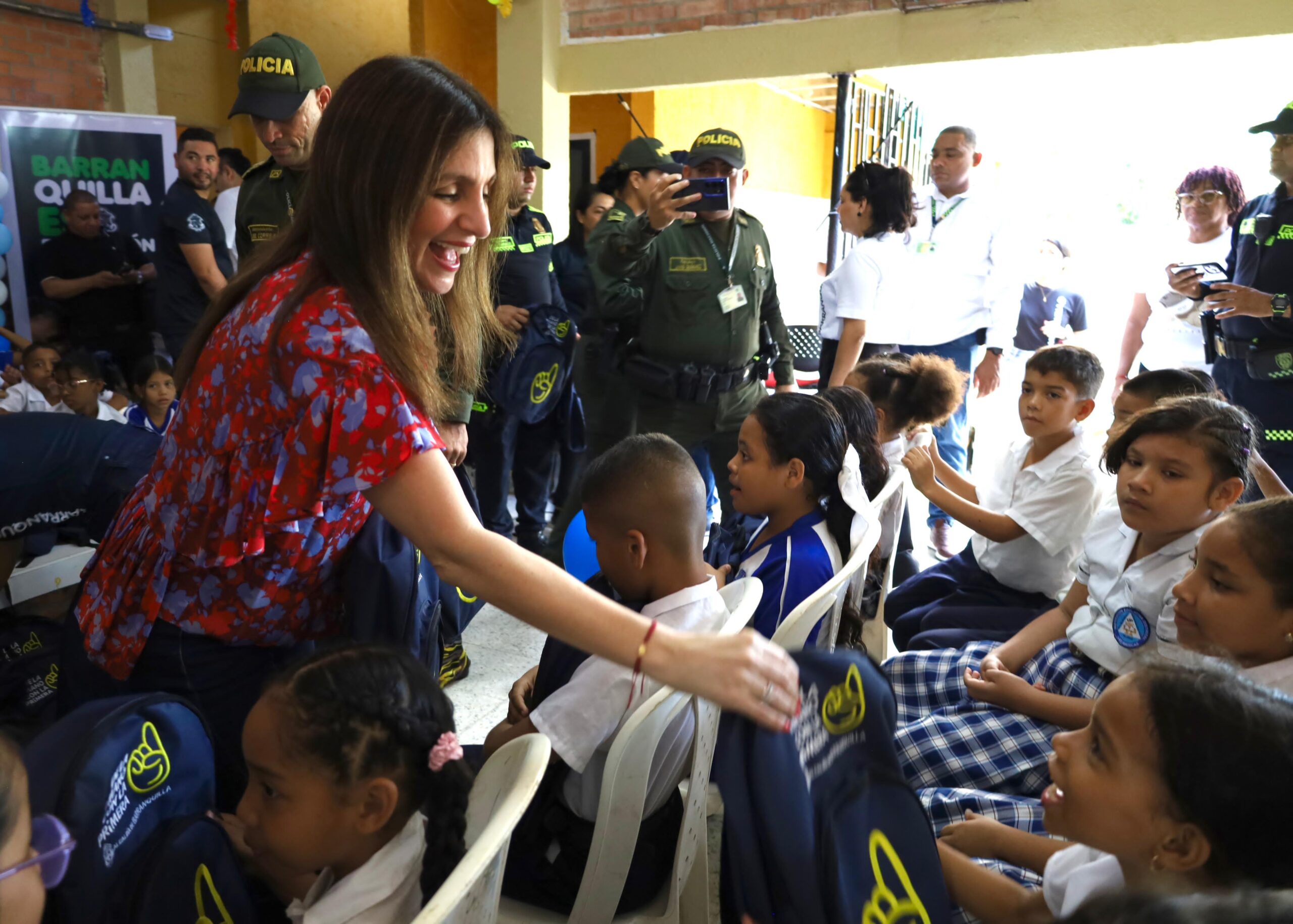 La primera dama, Katia Nule, acompaña el regreso a las clases con la entrega de kits escolares: la oficina de Barranquilla de Alcalde, distrito especial, industrial y puerto