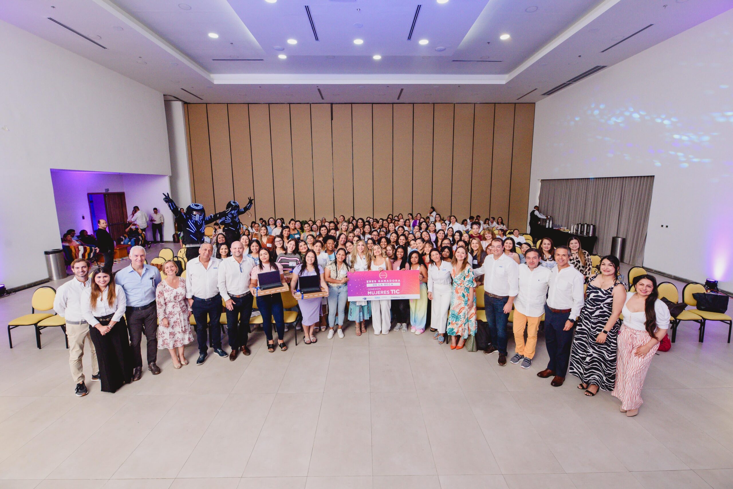 120 mujeres en Barranquilla y el Atlántico recibieron becas para capacitación en análisis de datos: la oficina de Barranquilla de Alcalde, Distrito Especial, Industrial y Puerto