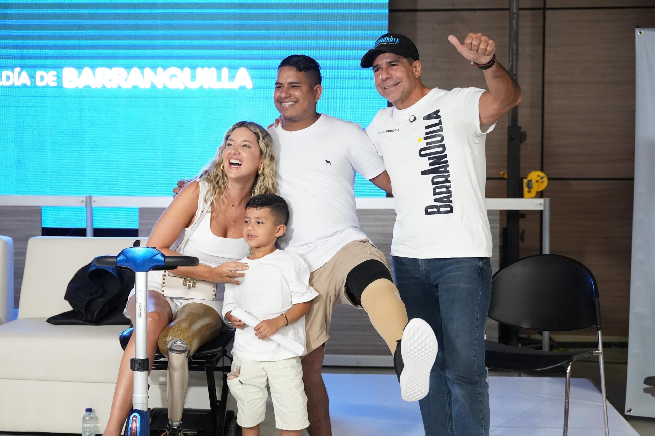 El alcalde Char ofrece prótesis a 25 personas en discapacidades: la Oficina de Barranquilla de Alcalde, Distrito Especial, Industrial y Puerto