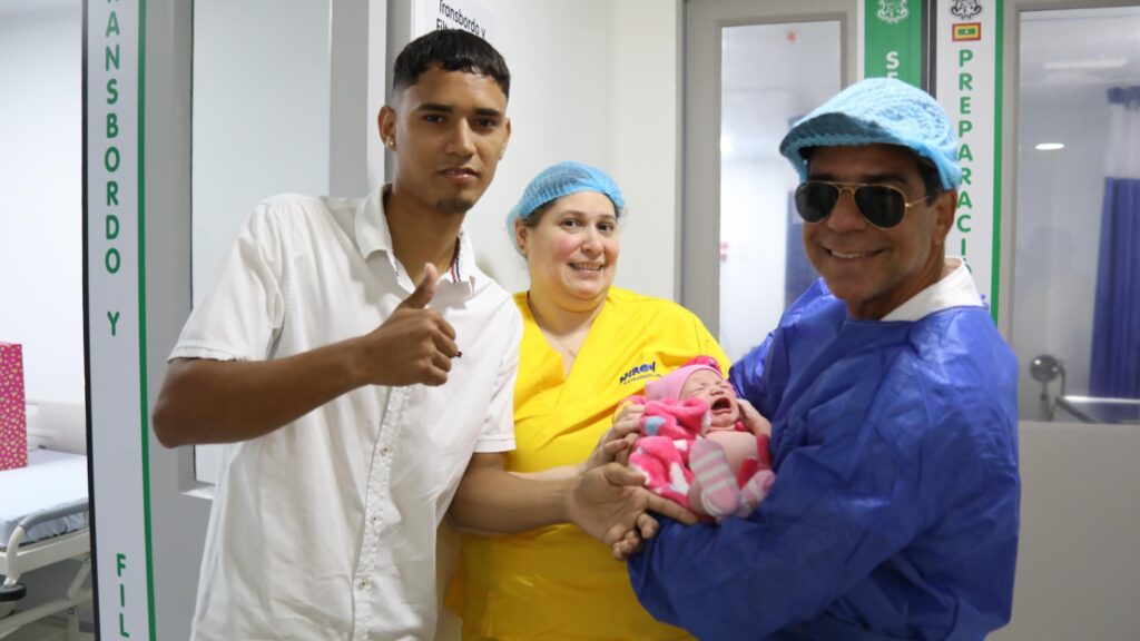 El alcalde Char recibió el primer bebé después de su apertura: la oficina de Barranquilla, distrito especial, industrial y puerto
