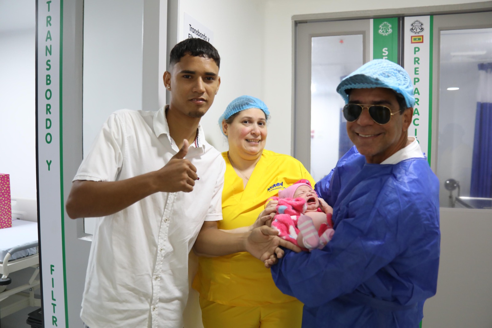 El alcalde Char recibió el primer bebé después de su apertura: la oficina de Barranquilla, distrito especial, industrial y puerto