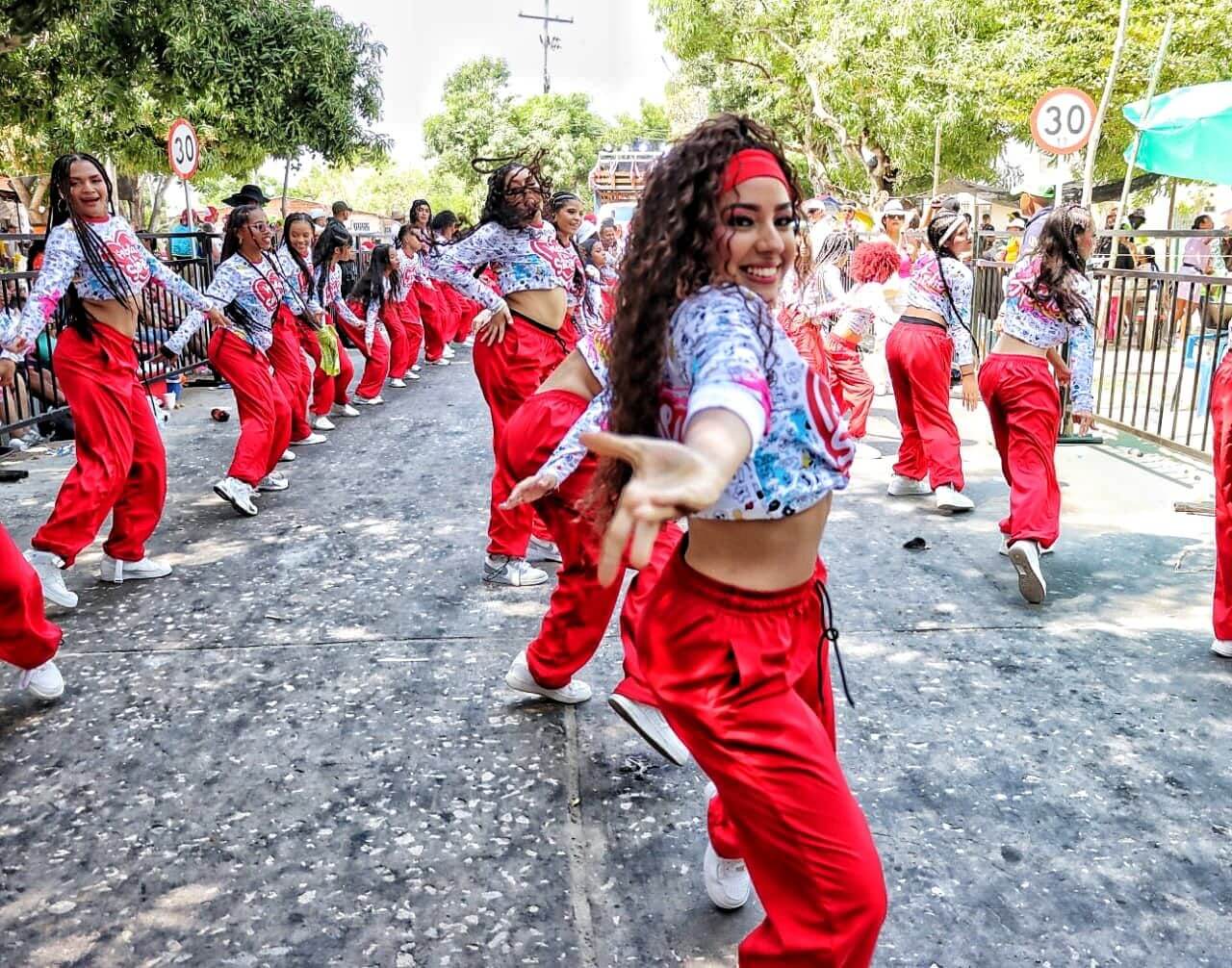 El gobierno de Summer de Eduardo aprovecha el Carnaval del Atlántico para decir "¡No se suicida!"