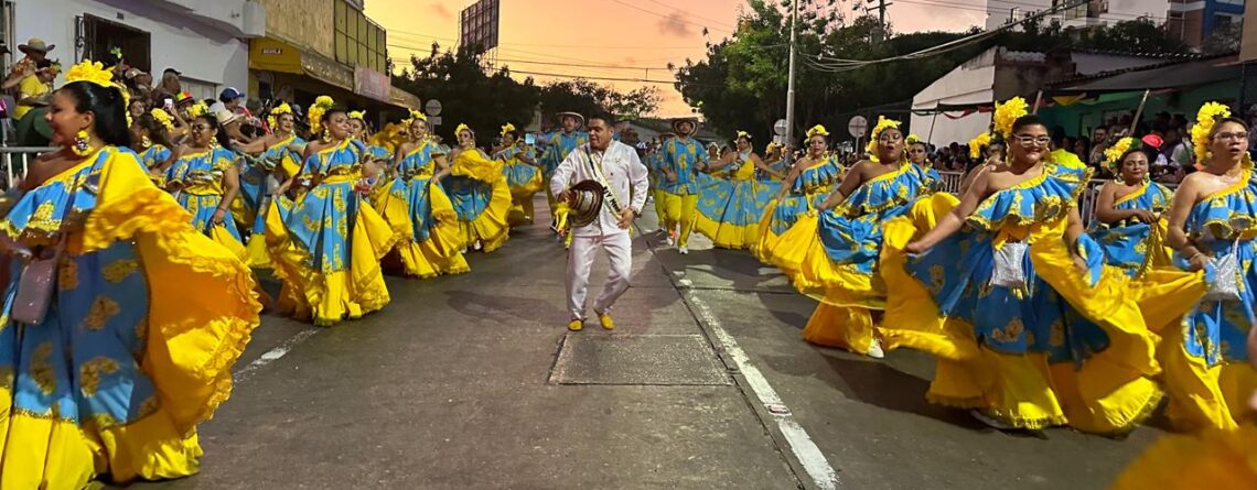 La Comparsa 'a otro nivel' deslumbrado en la noche de Guacherna - Oficina de Alcalde de Barranquilla, Distrito Especial, Industrial y Puerto