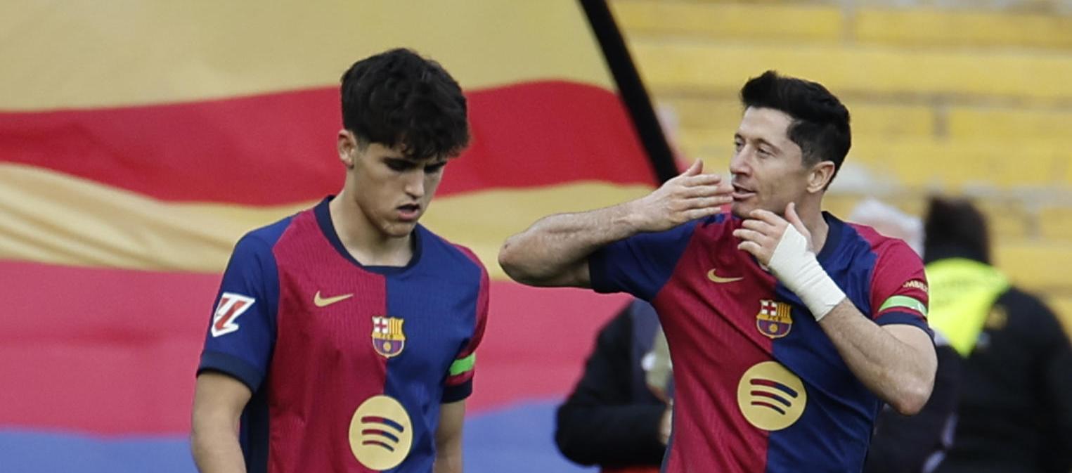 Lewandowski guía Barcelona a la victoria contra Alavés y exprime Laliga