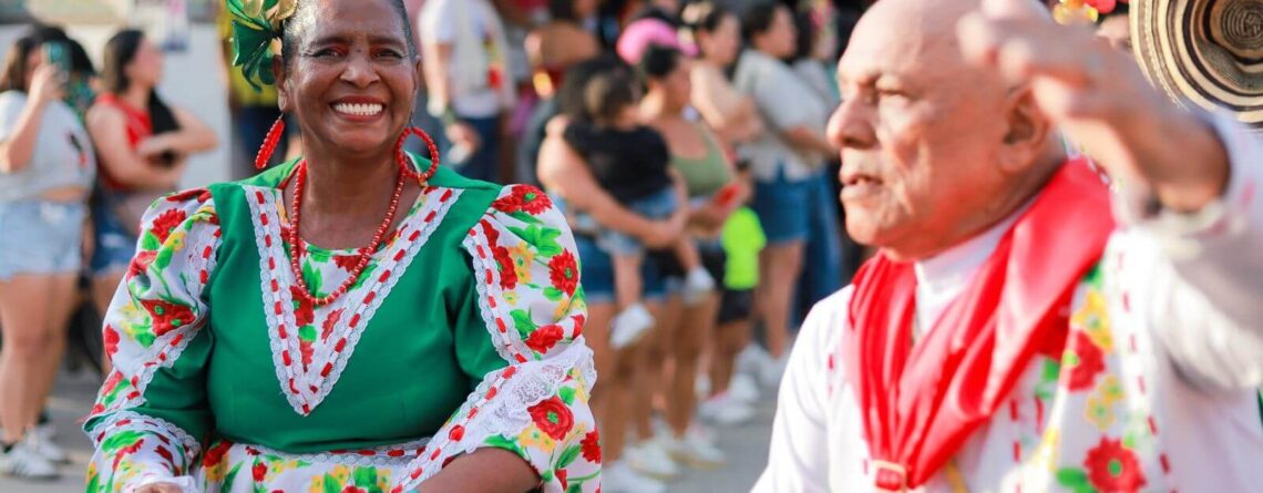 Pasos de sabiduría y fiesta: el desfile de carnaval de los ancianos deslumbrantes en Savanagrande
