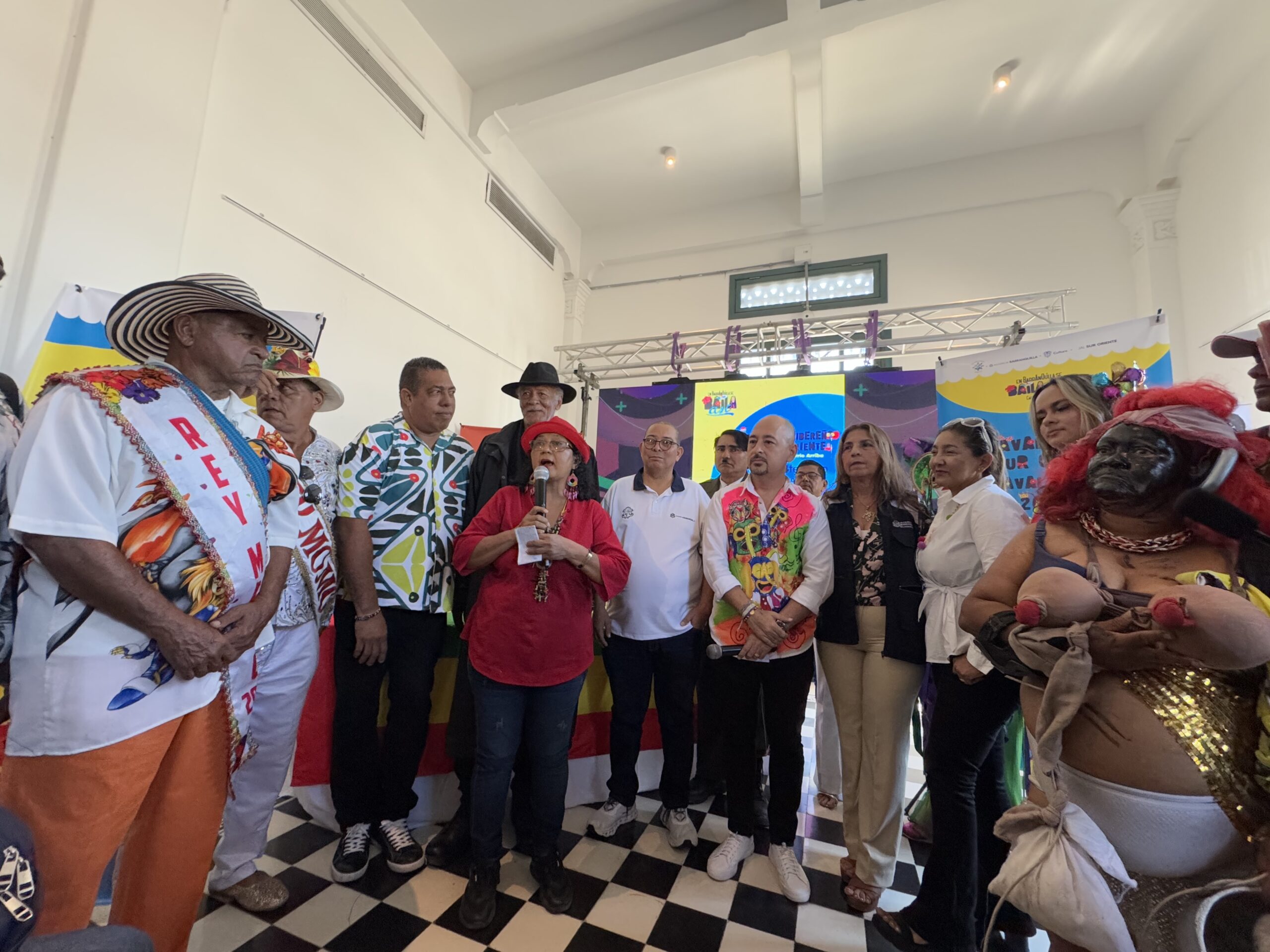 Se toma el carnaval sano y junto al río del sudeste de Malecón de Rebolo - Oficina de Barranquilla, distrito especial, industrial y puerto
