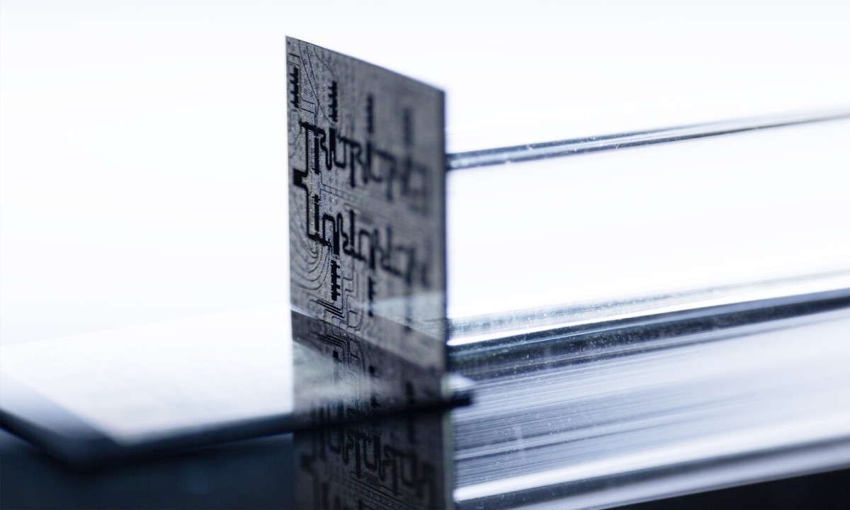 Este es 'ocelot', el chip de Amazon AWS que promete hacer la computación cuántica más barata • Enter.co