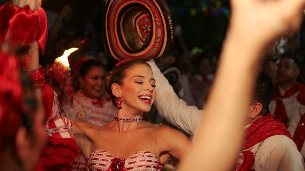 Reina de la visita Carnival Dallas liderando la iniciativa Carnivalbaq en todo el mundo