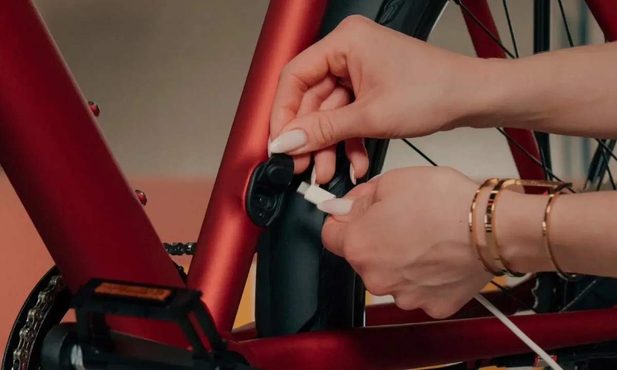Así como cargas tu celular, ahora puedes cargar las nuevas bicicletas eléctricas de Ampler con USB-C • ENTER.CO