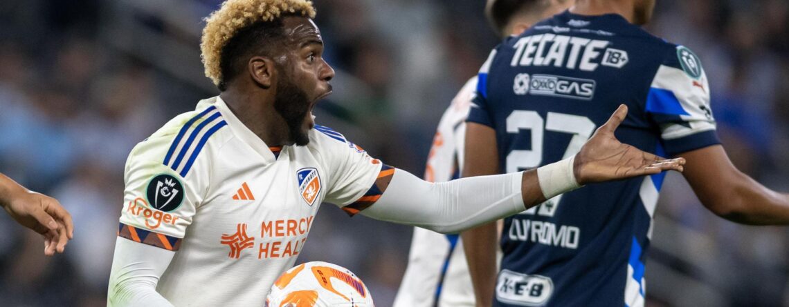 El futbolista Aaron Boupendza falleció tras caer de un piso 11 en China
