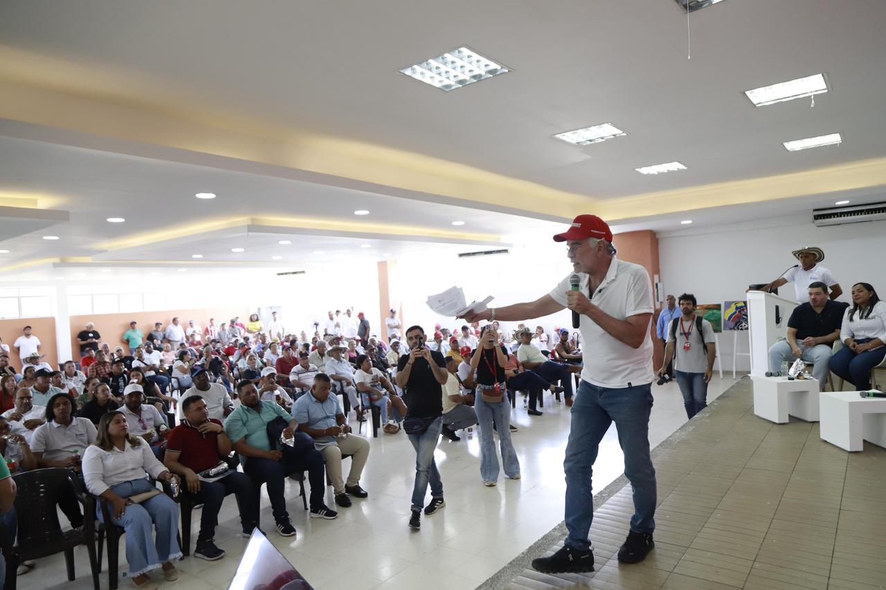 Gobernador Eduardo Verano socializa diseños del Malecón del Bicentenario y casa de la cultura en Suan 