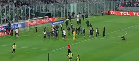 Los fanáticos invadieron la tierra en un partido entre Colo Colo y Fortaleza