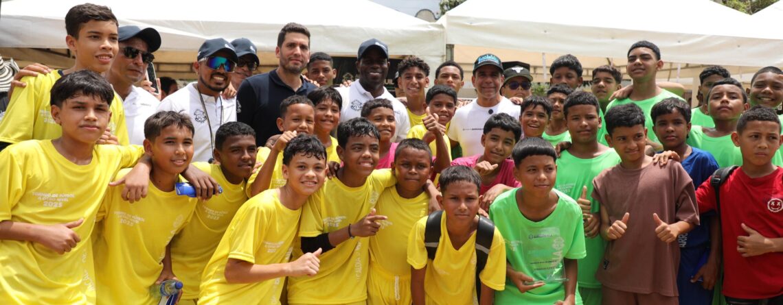 "En vez de tirar piedras, pueden patear balón", invitación del alcalde Char en el torneo de fútbol juvenil 'A Otro Nivel' – Alcaldía de Barranquilla, Distrito Especial, Industrial y Portuario