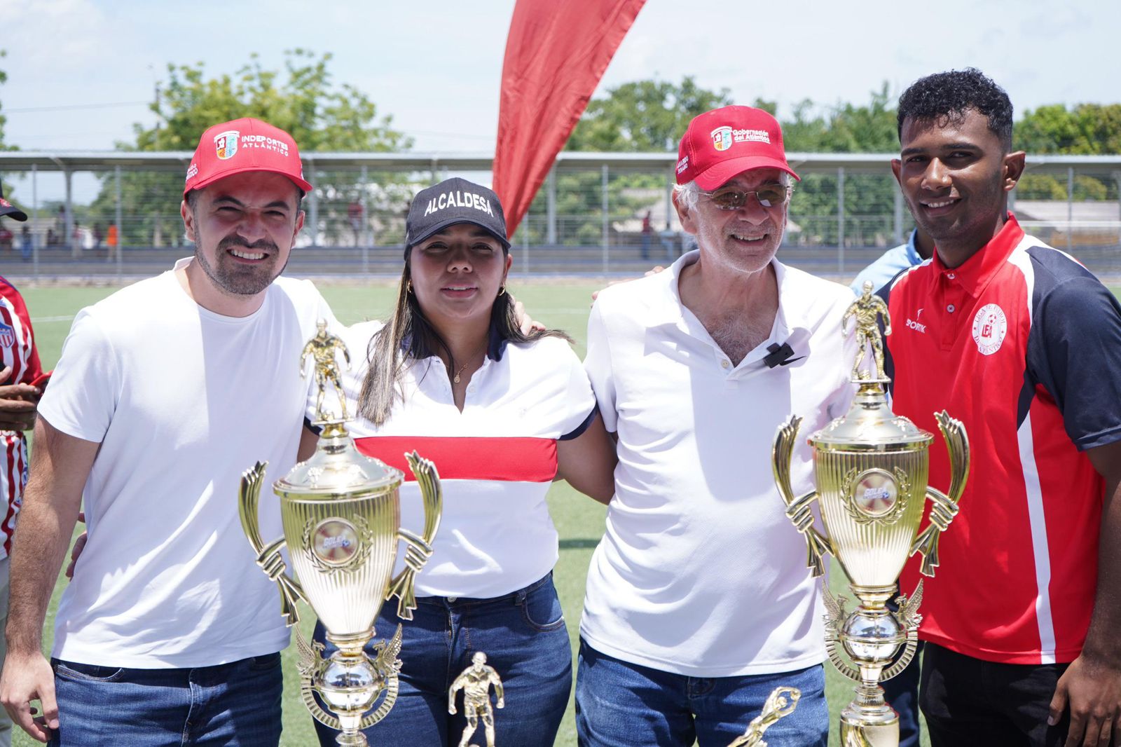 Candelaria alza el trofeo de campeón en Golea I