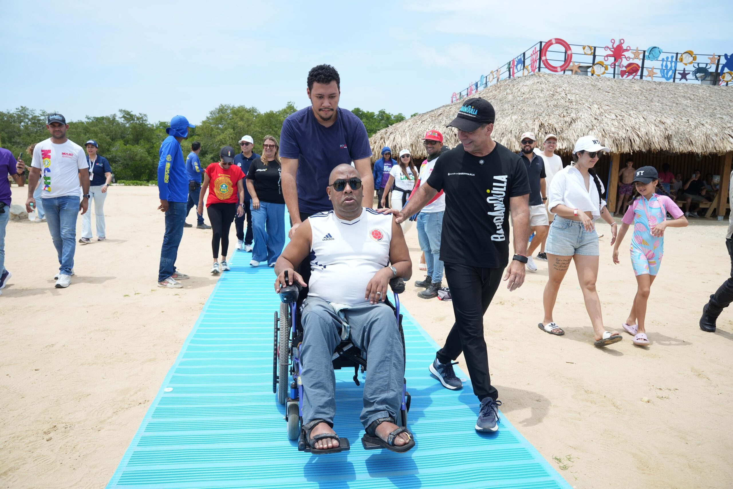 alcalde Char entrega silla anfibia y esteras para personas con movilidad reducida – Alcaldía de Barranquilla, Distrito Especial, Industrial y Portuario