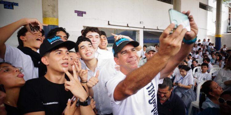 Alcalde Char pone primera piedra de ampliación en la IED Experiencias Pedagógicas