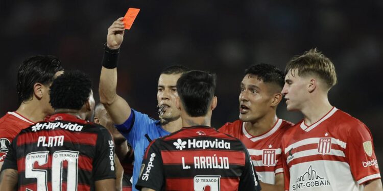 Conmebol confirma error del árbitro colombiano Andrés Rojas en partido Flamengo–Estudiantes