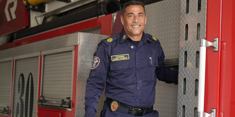Edwin Pacheco promete un Cuerpo de Bomberos "a otro nivel"