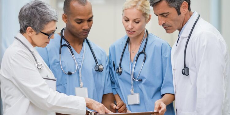 En Colombia, mujeres trabajan más y ganan menos