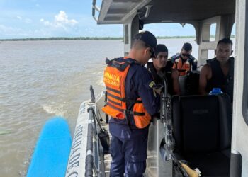 Guardacostas de Barranquilla rescatan a dos personas tras hundimiento de embarcación en Caño de las Compañías