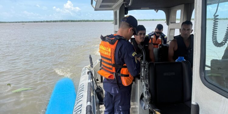 Guardacostas de Barranquilla rescatan a dos personas tras hundimiento de embarcación en Caño de las Compañías