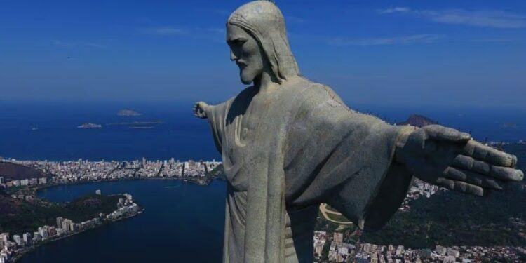 Hombre se lanza desde el Cristo Redentor sin permiso