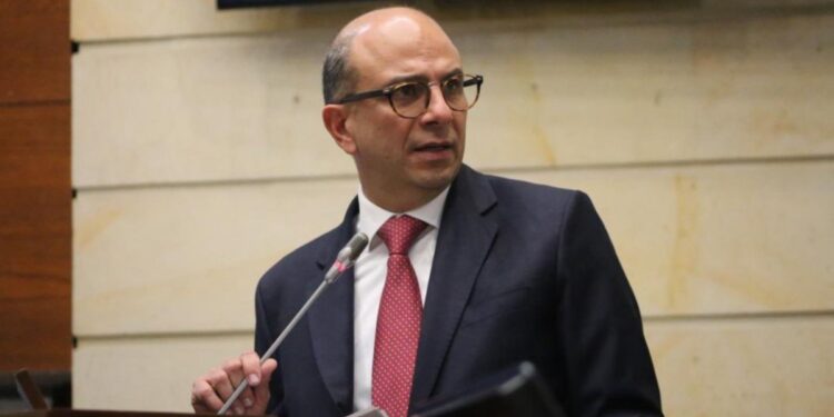 Quién es Carlos Camargo, elegido magistrado de la Corte Constitucional y que le tumbó la fiesta al Gobierno