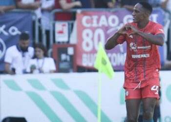 Yerry Mina comandó con gol la primera victoria del Cagliari esta temporada