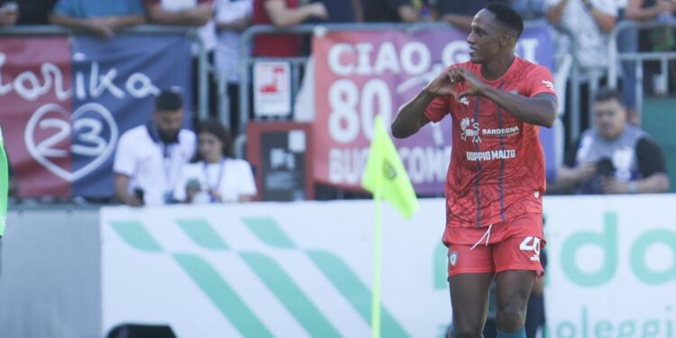 Yerry Mina comandó con gol la primera victoria del Cagliari esta temporada
