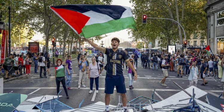 ciclistas tuvieron que huir a sus hoteles escoltados por la Policía