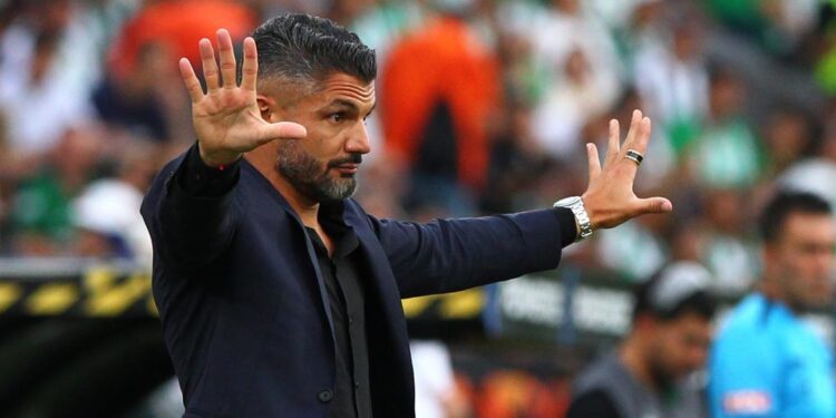 no le perdonaron alinear cuatro extranjeros