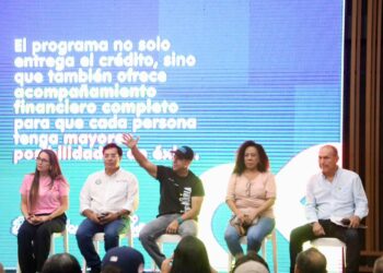 Alcalde Char entrega créditos de CrediChévere a 267 microempresarios