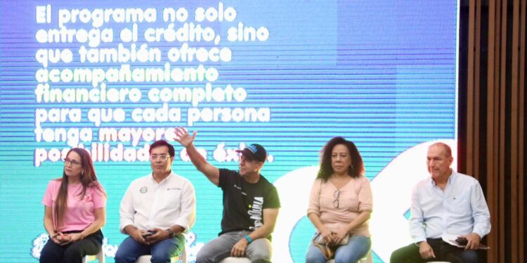 Alcalde Char entrega créditos de CrediChévere a 267 microempresarios