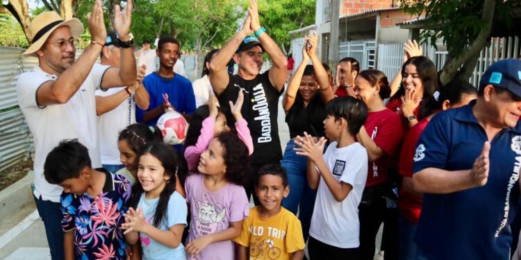 Alcalde Char entregó nuevas vías pavimentadas en Juan Mina y Las Nieves