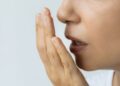 Causas comunes del mal aliento y cómo mantener una buena higiene oral