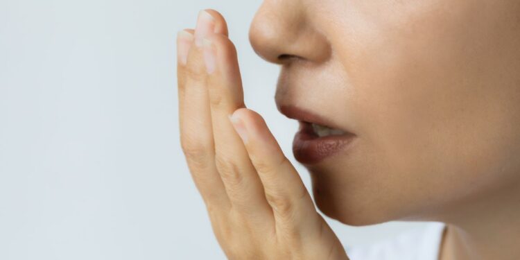 Causas comunes del mal aliento y cómo mantener una buena higiene oral