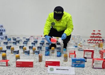 Desmantelan punto de venta de farmacéuticos que comercializaba medicamentos de uso institucional vencidos y falsificados