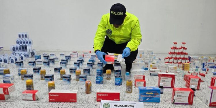 Desmantelan punto de venta de farmacéuticos que comercializaba medicamentos de uso institucional vencidos y falsificados