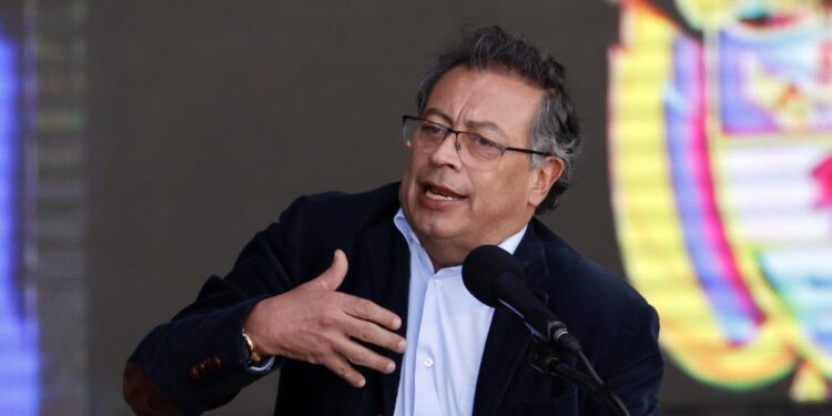 “Espero a Bogotá entera”: Petro convoca concentración tras absolución del expresidente Uribe