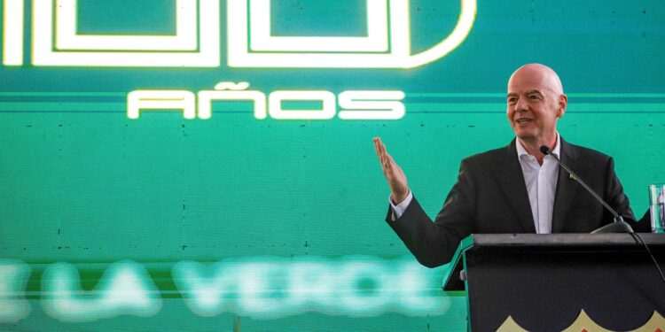 Infantino prometió "llevar un Mundial" a Bolivia durante visita a La Paz