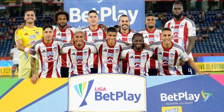 Junior decepcionó una vez más, al perder en casa 2-1 con Santa Fe, a pesar de haber comenzado el partido arriba con un gol tempranero de Yimmi Chará en el primer tiempo (8').