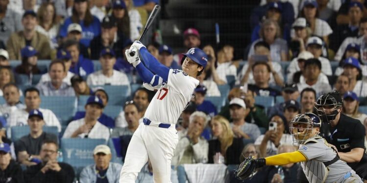Lanzando y bateando, un descomunal Ohtani destrozó a los Cerveceros