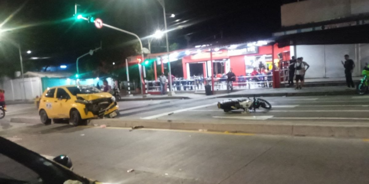 Pareja motorizada resulta herida tras choque contra taxi en el barrio Cevillar