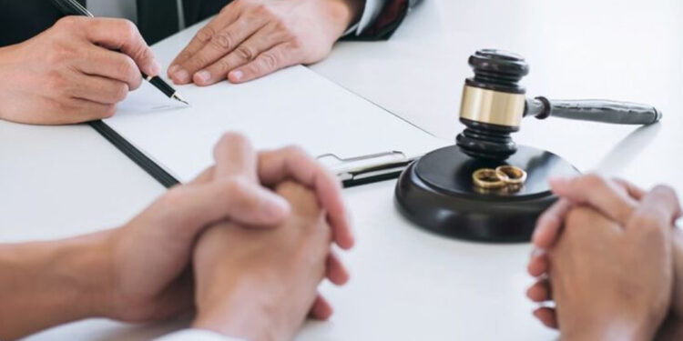 Reconocida cantante enfrenta divorcio: su exesposo le exige manutención económica