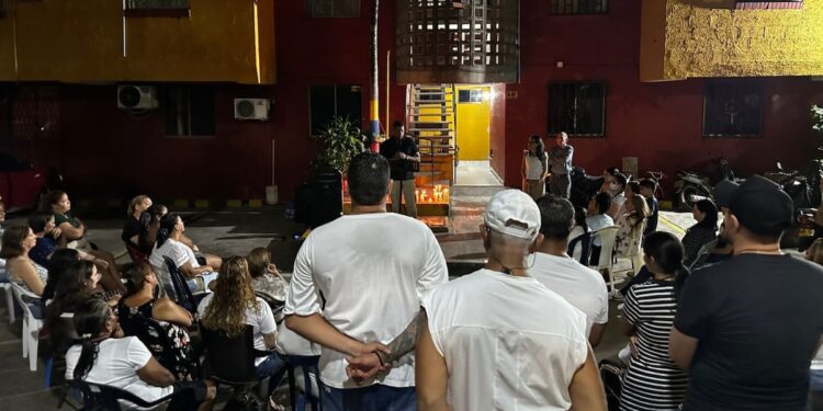 Residentes del conjunto donde fue asesinada Kelly Jhoana realizaron velatón por las víctimas de violencia de género