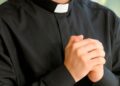 Sacerdote es encontrado en cuestionable situación con novia de un feligrés
