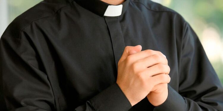 Sacerdote es encontrado en cuestionable situación con novia de un feligrés