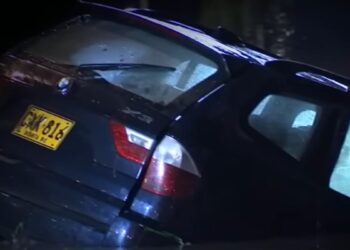 “Se me está llenando el carro de agua, ayúdeme”: la última llamada que hizo el hombre que murió tras caer a un caño