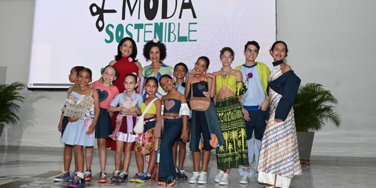 Unisimón reafirmó su apuesta por la moda sostenible presentando su programa de Diseño de Modas en el Congreso Ixel Moda 2025